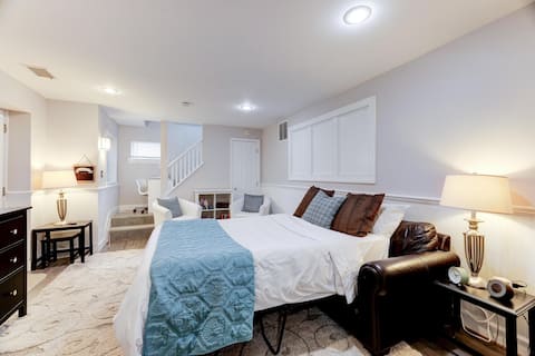 Cozy basement studio 15 min from DC (+kids +dogs)