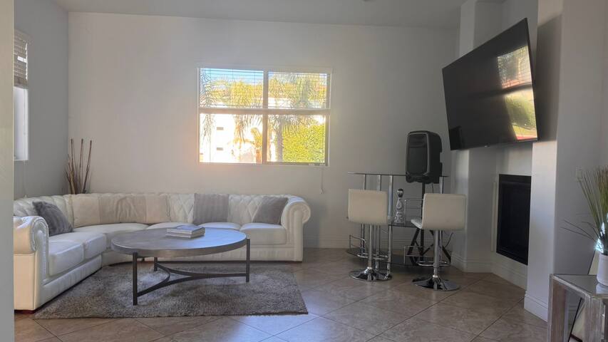 LA Dream Gem! Beautiful home with Spa. gallery image 3