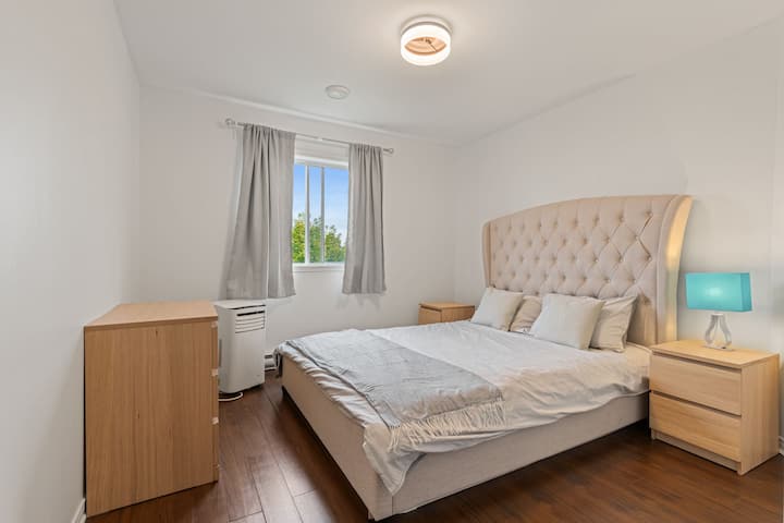 - კომფორტული საძინებელი ორადგილიანი საწოლით და ნეიტრალური დამამშვიდებელი ტონებით  
- ბუნებრივი სინათლე ფანჯრიდან აუმჯობესებს დასვენების შეგრძნებას  
- იდეალური მყუდრო საცხოვრებელი მშვიდი ძილისთვის  