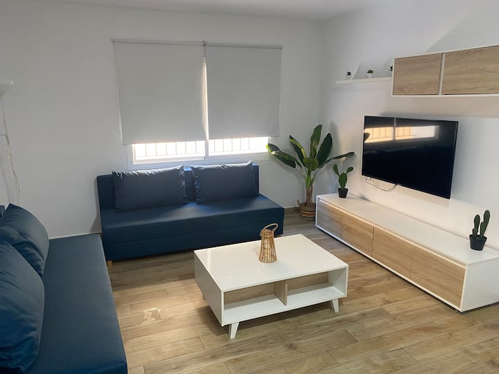 Ფართო და ძალიან ნათელი მისაღები ოთახი, ორი გასაშლელი დივნითა და ამაღლებული ყავის მაგიდით 