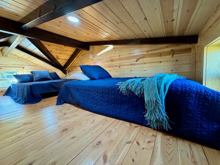 Le loft dispose de lits doubles et de lits jumeaux. Le plafond est d'une hauteur maximale de 48".