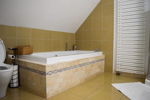 Lavish tub, private parking, walkable foodie area