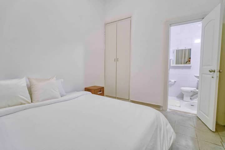 ห้องนี้ตั้งอยู่ภายในบ้านในพื้นที่ซักรีด นอกจากนี้ห้องนี้ยังมีห้องอาบน้ำและห้องสุขาส่วนตัว