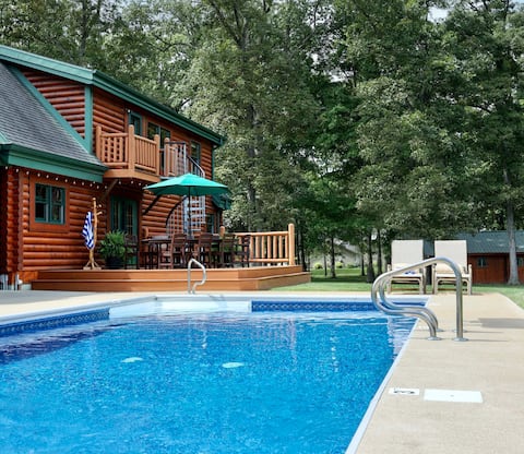 Log Cabin with Pool, Hot Tub and Home Cinema