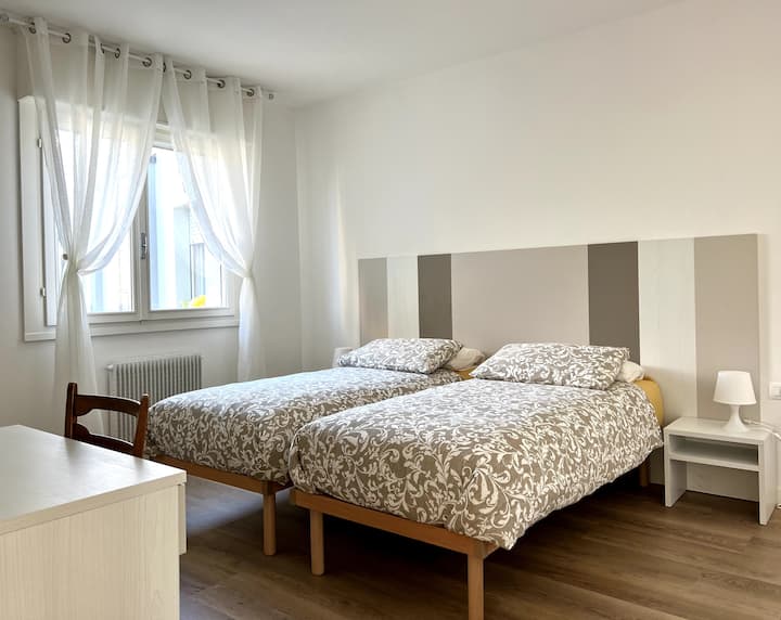 Habitación muy grande de 15 metros cuadrados. 
Cómodas camas individuales con lujosos colchones de hotel de más de 26 cm de grosor que se pueden unir a petición de los huéspedes de formar una cama tamaño king.