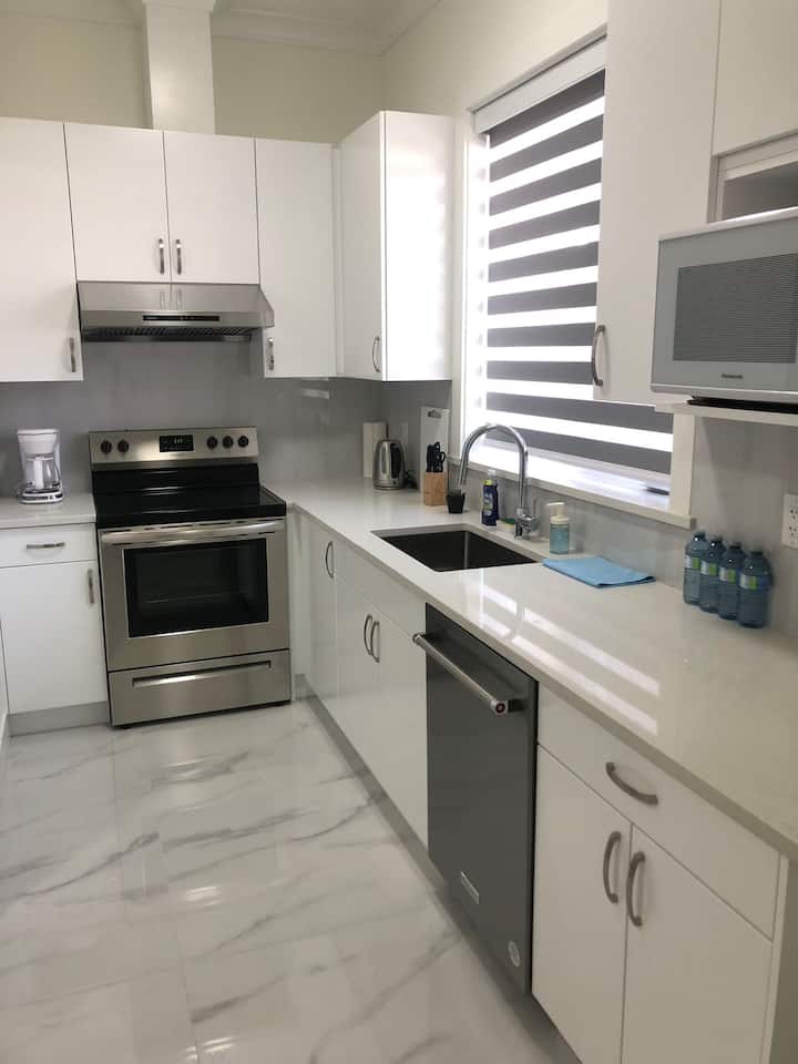 Main Level Lane Suite - 2 Bedroom+kitchen - Surrey, BC