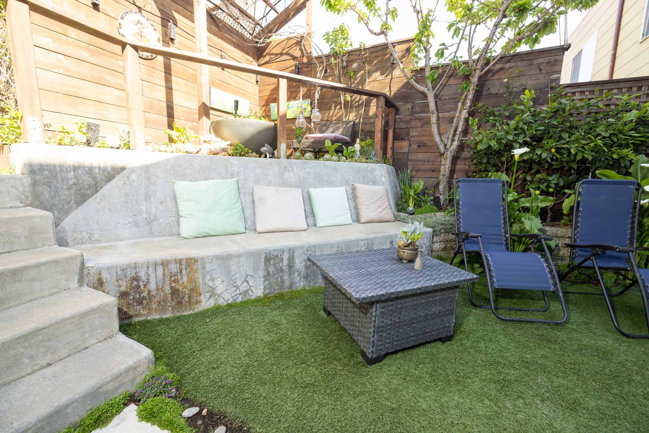 Artist's garden retreat and spa - Image 45