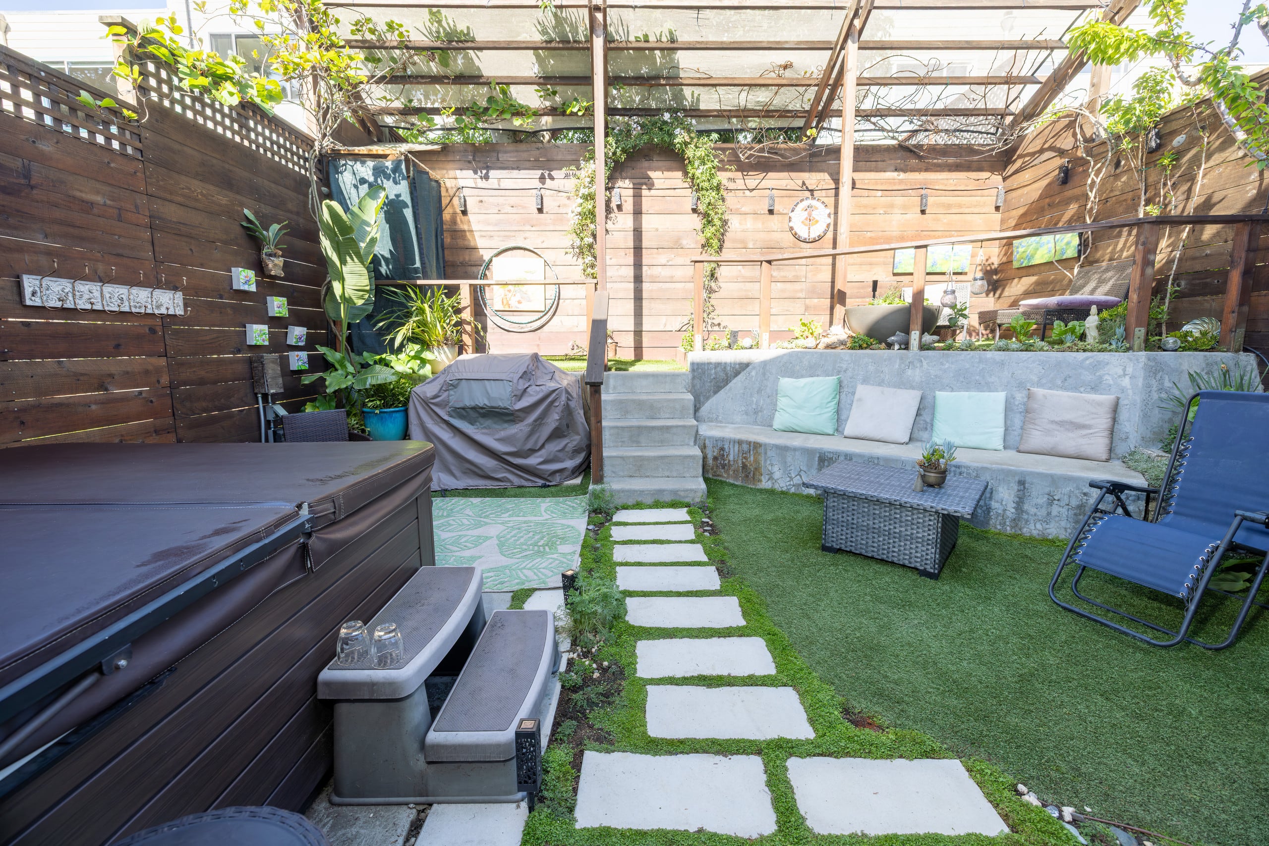 Artist's garden retreat and spa - Image 74