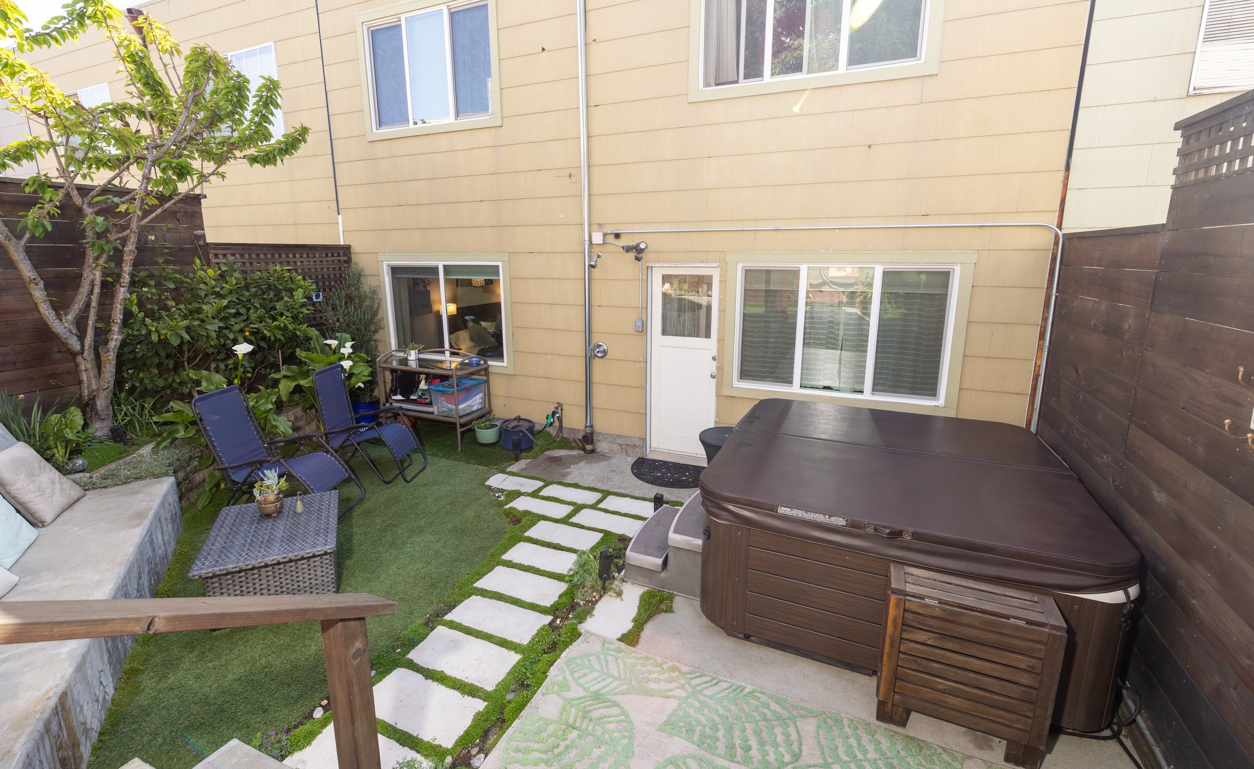 Artist's garden retreat and spa - Image 73