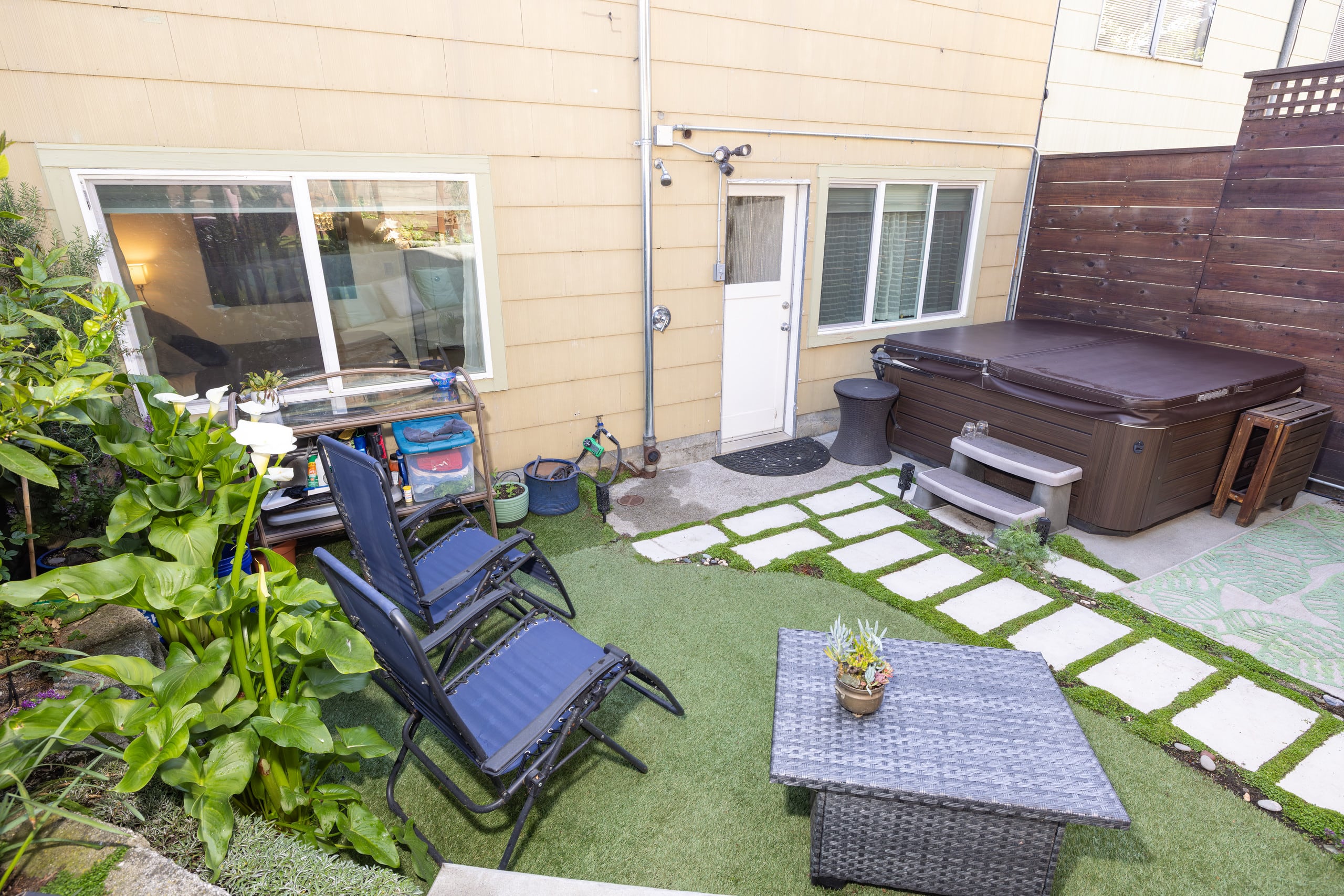 Artist's garden retreat and spa - Image 44
