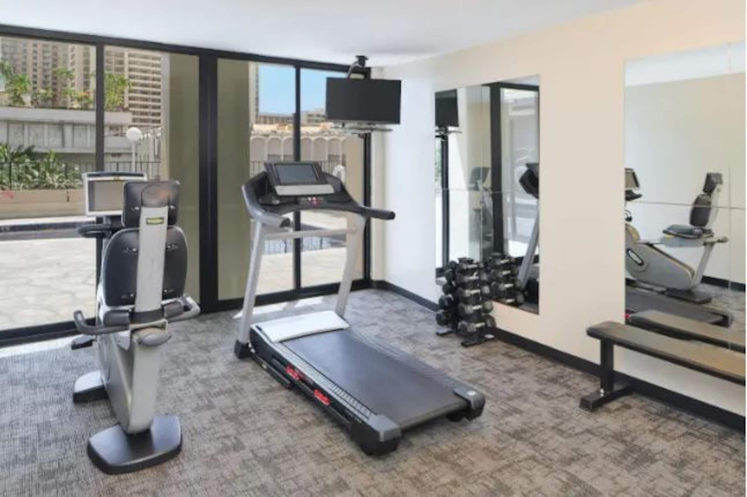 Waikiki studio w/ pool & gym Parking Space Inclded - Image 24