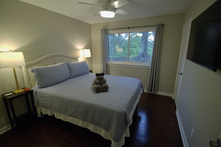 Chambre en bas à gauche avec lit Queen. Peut être en suite avec porte de poche.