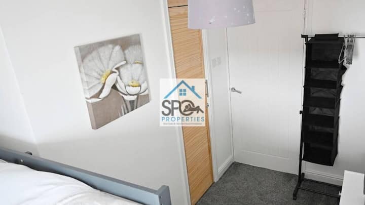 SPO Properties-in Cwmbran, Cənubi Uelsdəki podratçıların yerləşdirilməsi üçün nəzərdə tutulmuş, ikimərtəbəli çarpayılar və saxlama yeri olan rahat ikimərtəbəli çarpayılı yataq otağı - iş komandaları və ya podratçı qrupları üçün ideal.