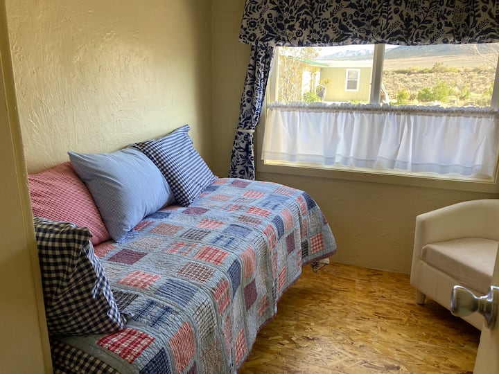 Chumba cha kulala cha Twin/Lounge kinatoa kitanda chenye starehe ambacho ni sofa maradufu.  