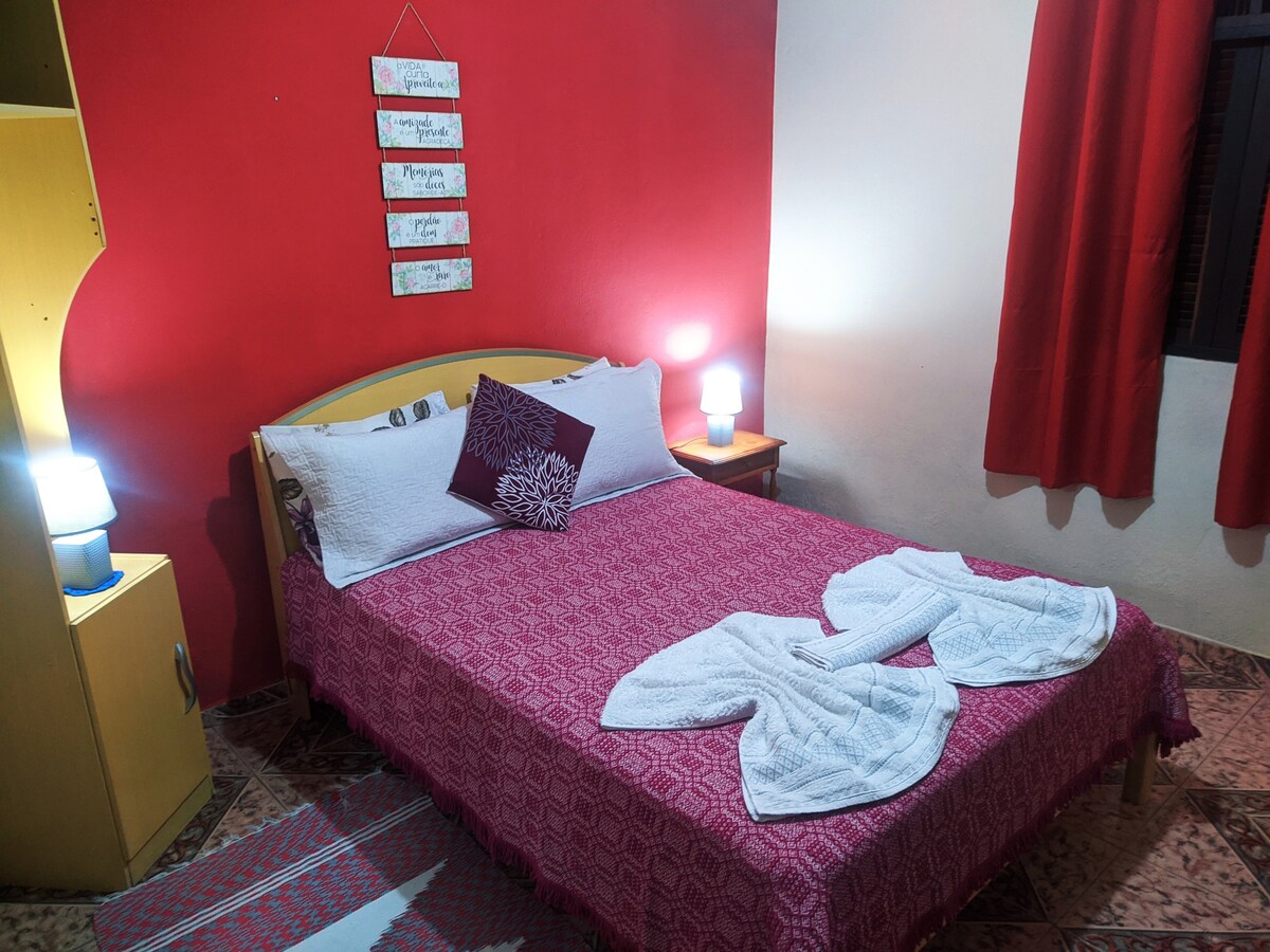 Cama hecha con sábanas, sábana térmica, mantas y colcha, toallas de baño y de cara.