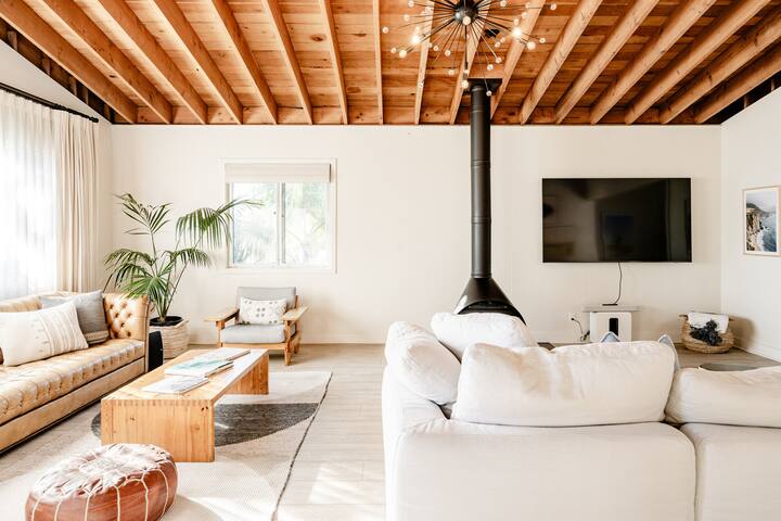 Ocean view. Walk to Carbon Beach. Upscale home gallery image 3