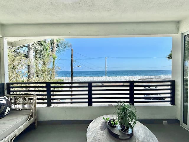 Ocean view. Walk to Carbon Beach. Upscale home