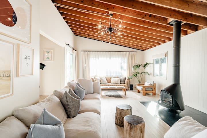 Ocean view. Walk to Carbon Beach. Upscale home gallery image 2