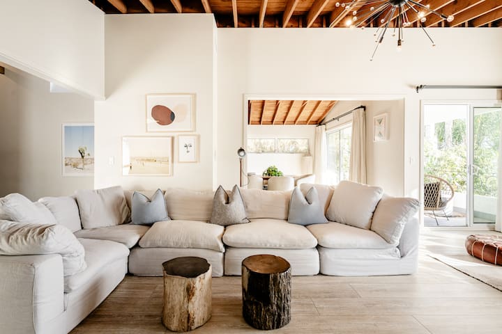 Ocean view. Walk to Carbon Beach. Upscale home