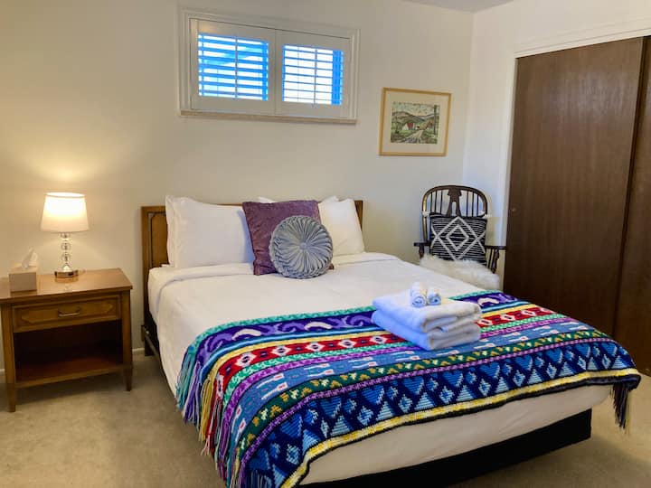 Dormitorio de la suite principal con baño privado