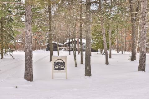 Snowmobile Paradise! Cozy Cottage Near Trails