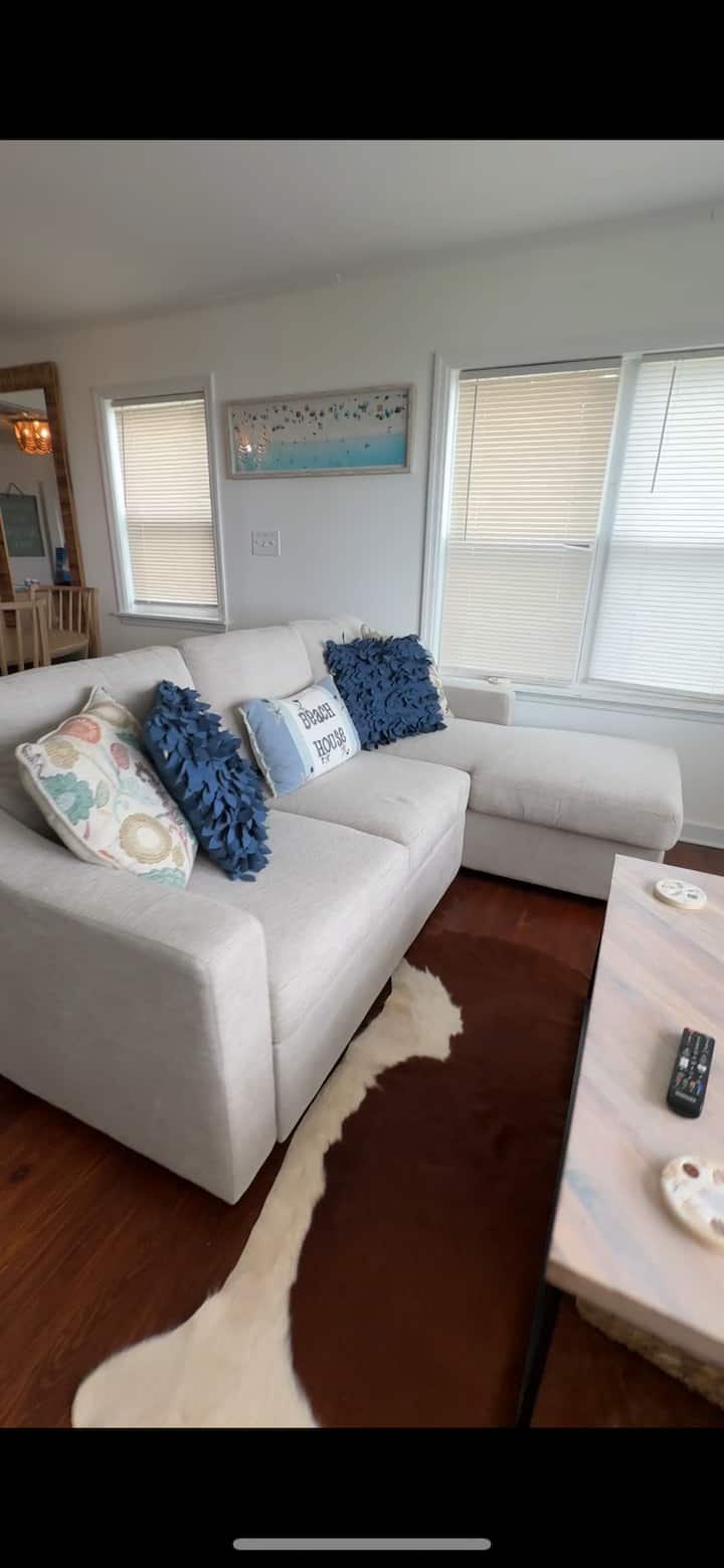 Მყუდრო მისაღები ოთახი.  Მოძებნეთ დელფინები ყურეში, სანამ დივანზე ისვენებთ!  Არ დაგავიწყდეთ, თან იქონიოთ ბინოკლი საუკეთესო ახლო ხედით.  Ტახტი იხსნება სრული ზომის საწოლზე.  Თეთრეული ინახება ტახტის ქვეშ.