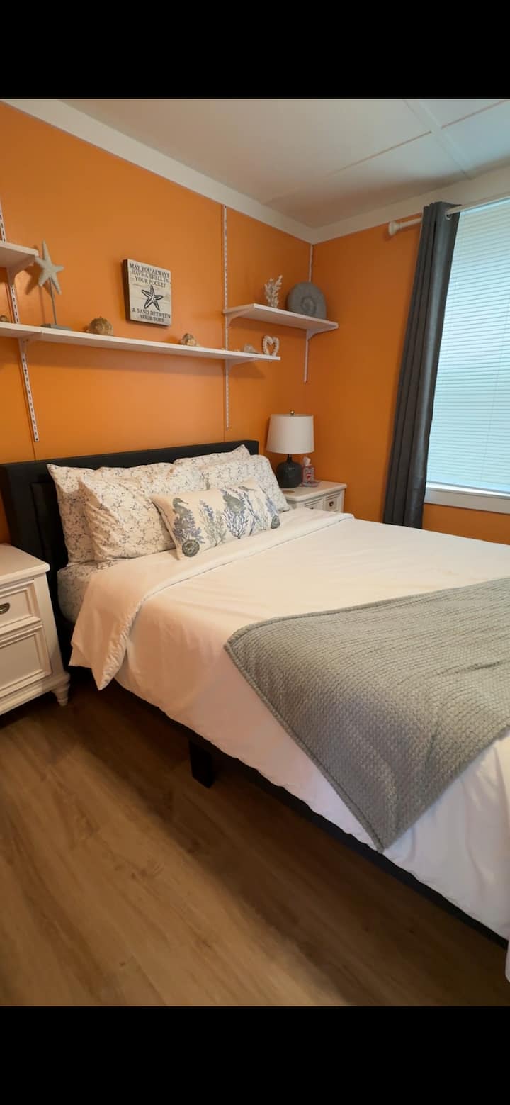 Ძირითადი საძინებელი. დედოფლის ზომის საწოლი კომოდით, კარადათი და ტელევიზორით.  Უკანა სააბაზანო ძალიან ახლოსაა!