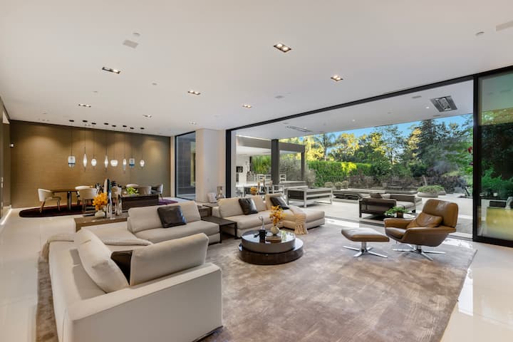 Sleek Hilltop Retreat W/ Views & Outdoor Bliss - Santa Monica, CA
