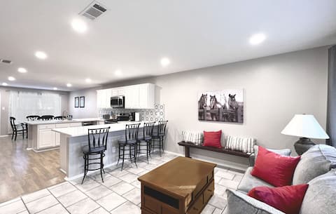 Spacious Living, BBQ, Minutes to Airport, Sleep 16