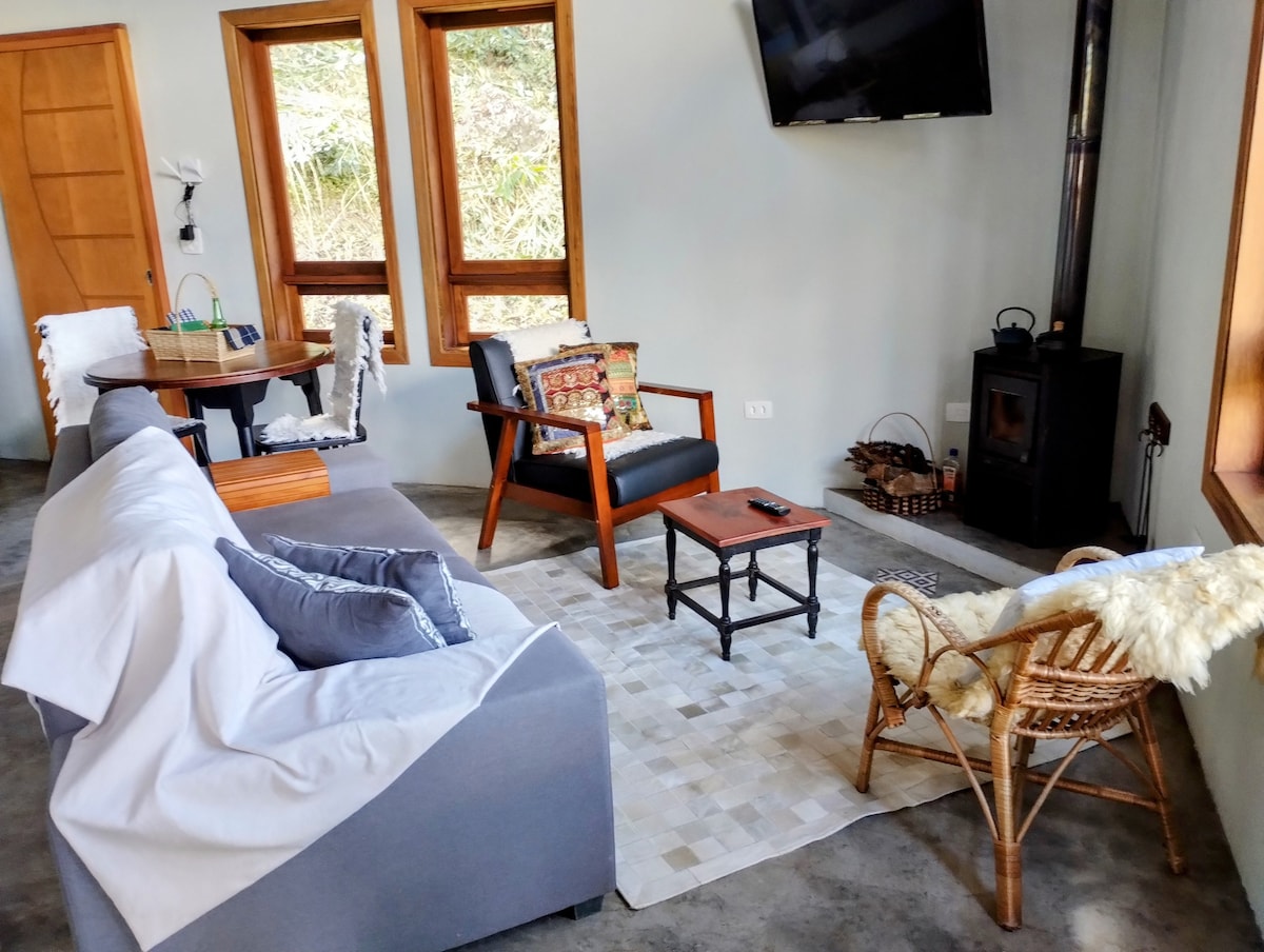 Anúncio popular: Chalet with Hot Tub and Fireplace • Gonçalves, Minas Gerais em Gonçalves