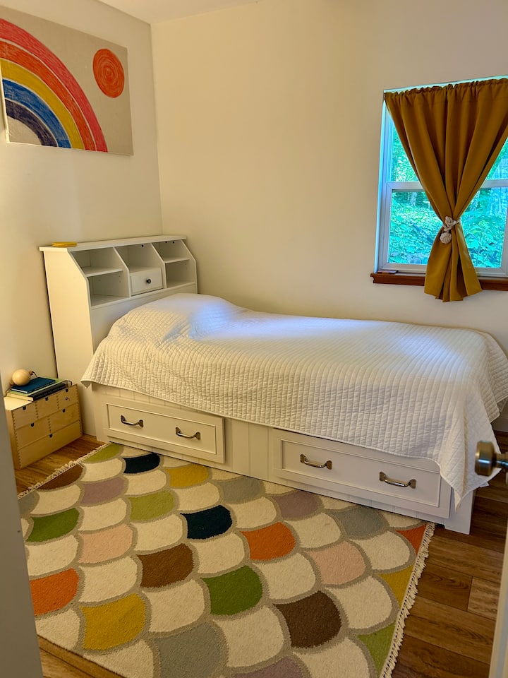 ห้องนอนเด็ก 2: เตียงกัปตันโรงนาเครื่องปั้นดินเผาเดี่ยว 