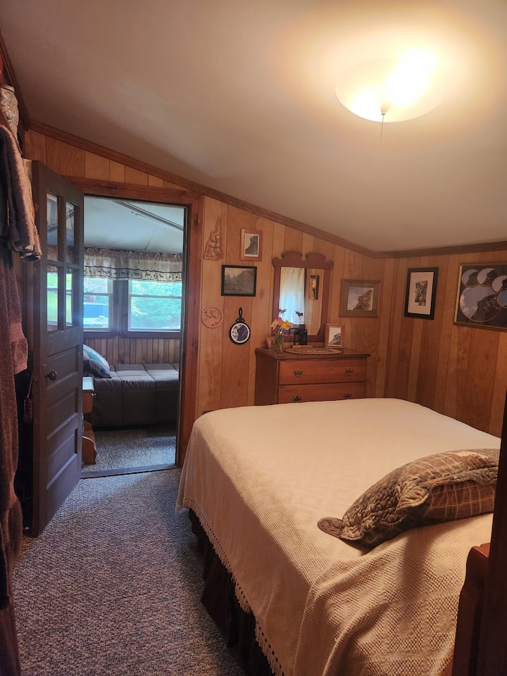 Velho do quarto principal do Monte do  banheiro com vista para o quarto dos fundos. POR FAVOR, OBSERVE QUE O ACESSO DO QUARTO DOS FUNDOS AO BANHEIRO É ATRAVÉS DO QUARTO PRINCIPAL.