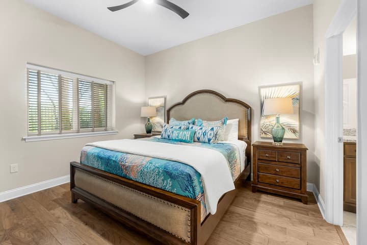 חדר שינה ראשי + סוויטה 
מיטת קינג סייז, שידות לילה כפולות, טלוויזיה חכמה + כבלים