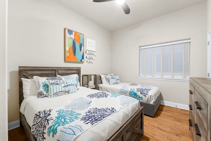 חדר שינה לאורחים מס '3
מיטה זוגית, מיטה זוגית, שידה 
טלוויזיה חכמה + כבלים 