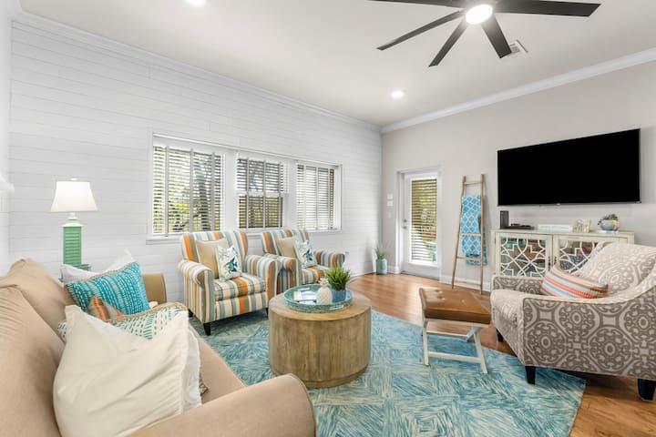 סלון, ספה עם מיטת קווין סיידר 
טלוויזיה חכמה 65אינץ' + 