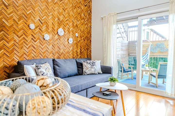 Jennifer’s Stylish Apt Private Deck Backyard Oasis - Providence, RI