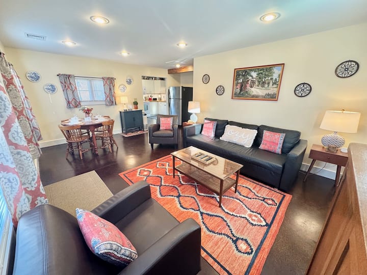 Cozy Corner Cottage - 2 Bedroom Home, Pet Friendly - Hershey, PA