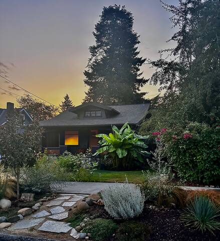 Luxurious, Cozy Bungalow w/ Private Yard + Hot Tub gallery image 5