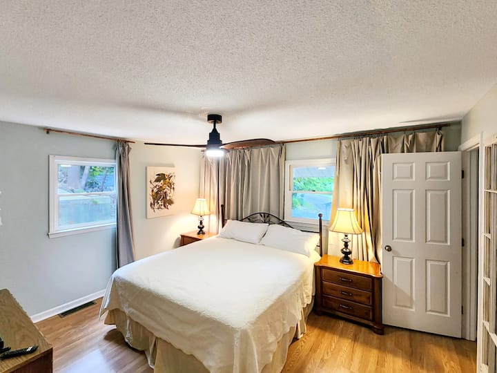 Gezellige grote slaapkamer met grote tv, kingsize bed en aangrenzende complete badkamer met bad.  Geniet van een perfecte nachtrust in puur comfort.