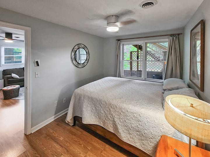 Beneden BR suite met LR, slaapbank, kitchenette en complete badkamer