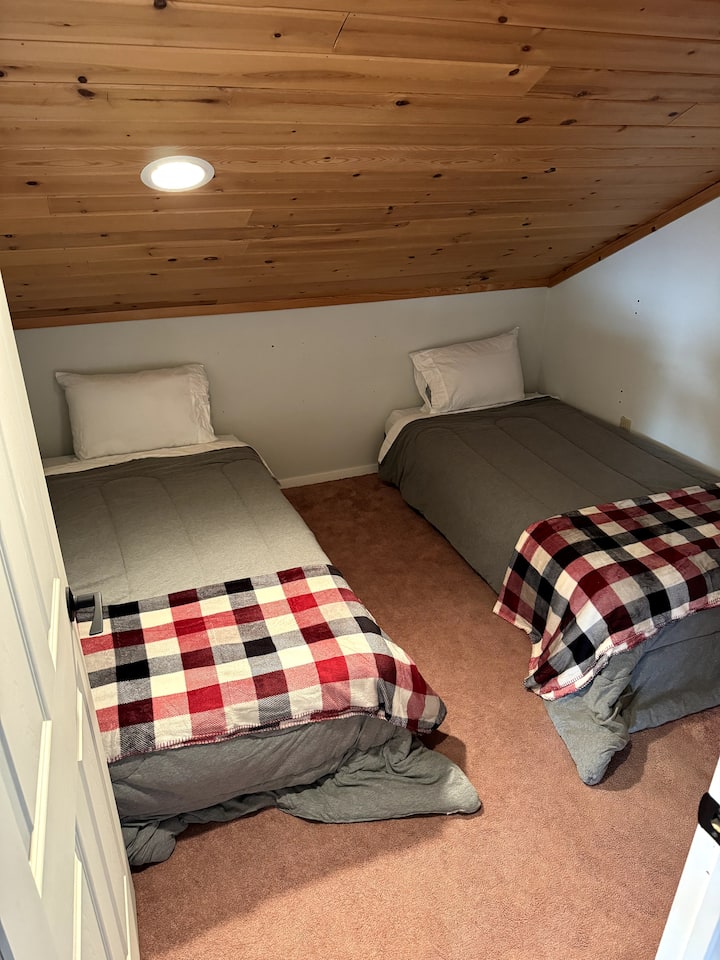 Habitación 2: dos camas individuales y vestidor.