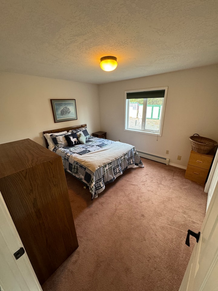 Habitación 3: cama tamaño queen, armario, vestidor.