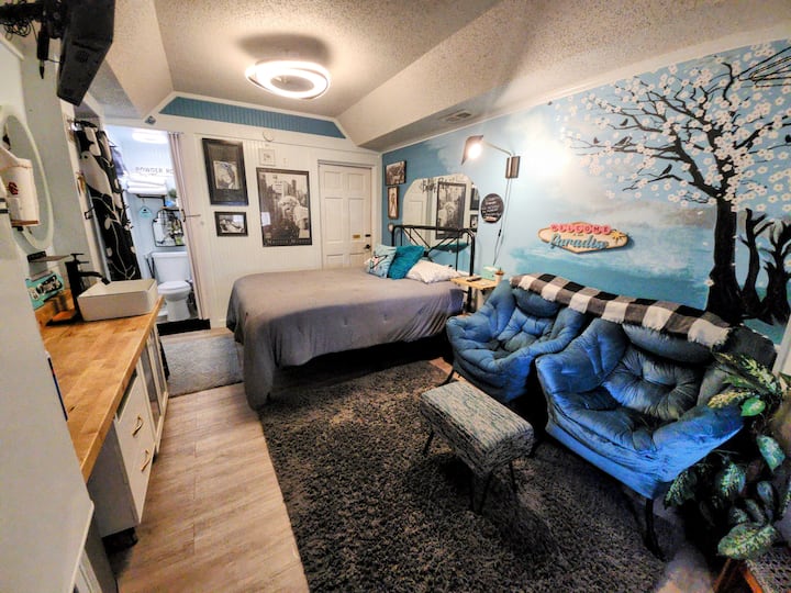 Island Parlor Inn Coastal Mid Century Studio - Wilmington Island, GA