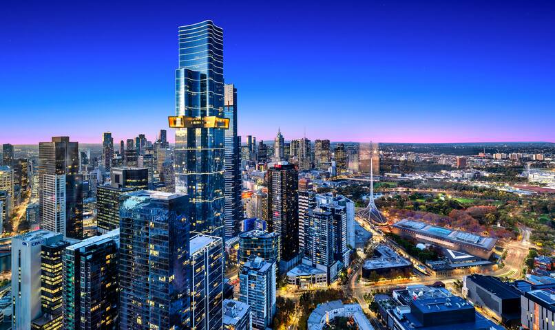 Luxurious Sub Penthouse with 280 degree city views gallery image 4