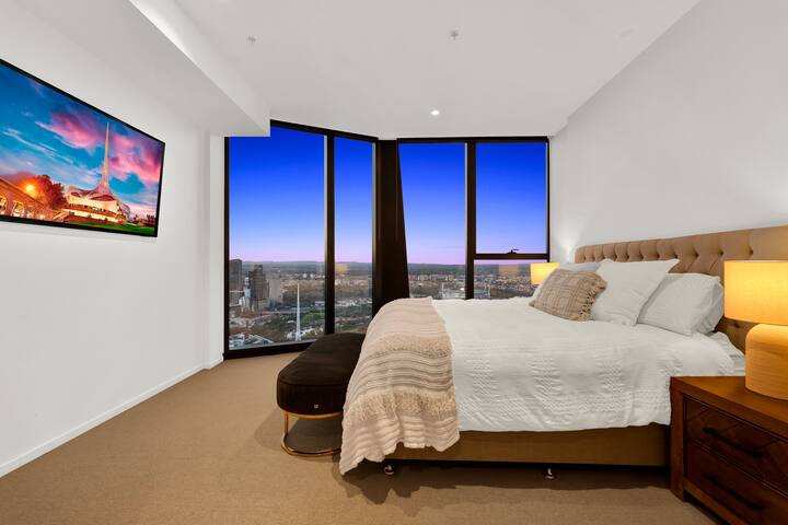 Luxurious Sub Penthouse with 280 degree city views gallery image 5