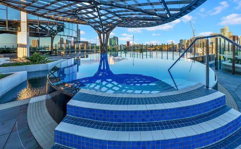 Luxurious Sub Penthouse with 280 degree city views gallery image 3