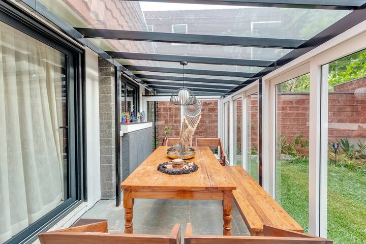 Dining area image 1