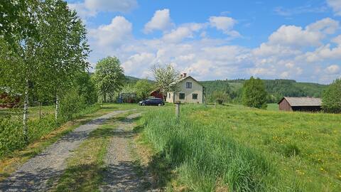 Cozy 19th century cottage with beautiful views near lake