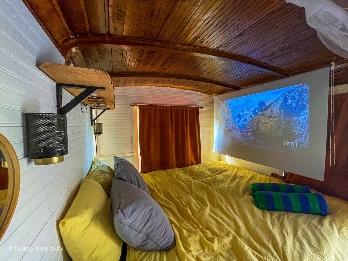 U spavaćoj sobi možete uživati u filmu na platnu zahvaljujući našem projektoru s velikim zaslonom! Jednostavno povezivanje s Chromecastom putem Wi-Fi mreže ili Google Homea 