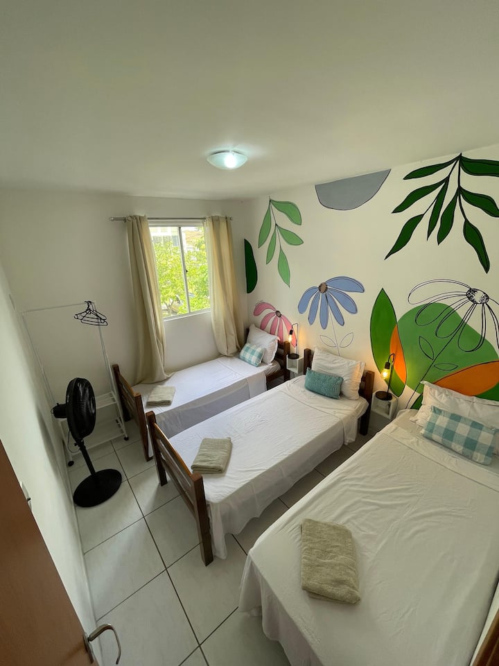 房间包括2张木床和枕头床垫和坐垫、1张带8厘米泡沫床垫的箱式床，带弹性床单、三张床的枕头和坐垫、衣架和风扇。